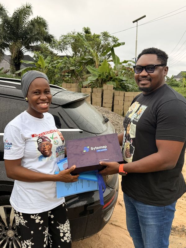 A landowner receiving her document pack from the Sytemap team